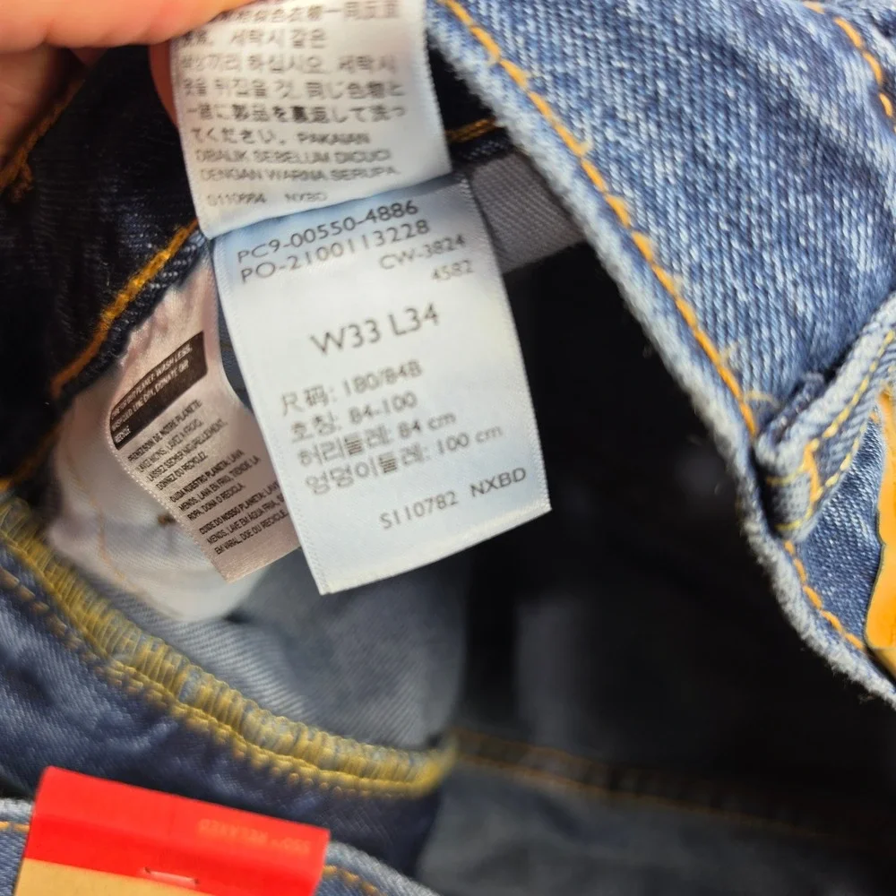 NWT Levis 550 Relaxed Fit Mens Jeans 33x34 Medium Wash Blue Denim 00550-4886
